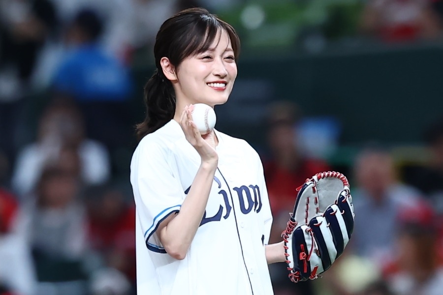 山下美月西武戰賽前開球 1號球衣裙裝登場引球迷討論