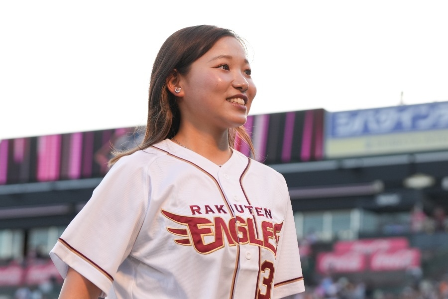 21歲JRA騎師小林美駒開球一球彈地 樂天8比2贏巨人