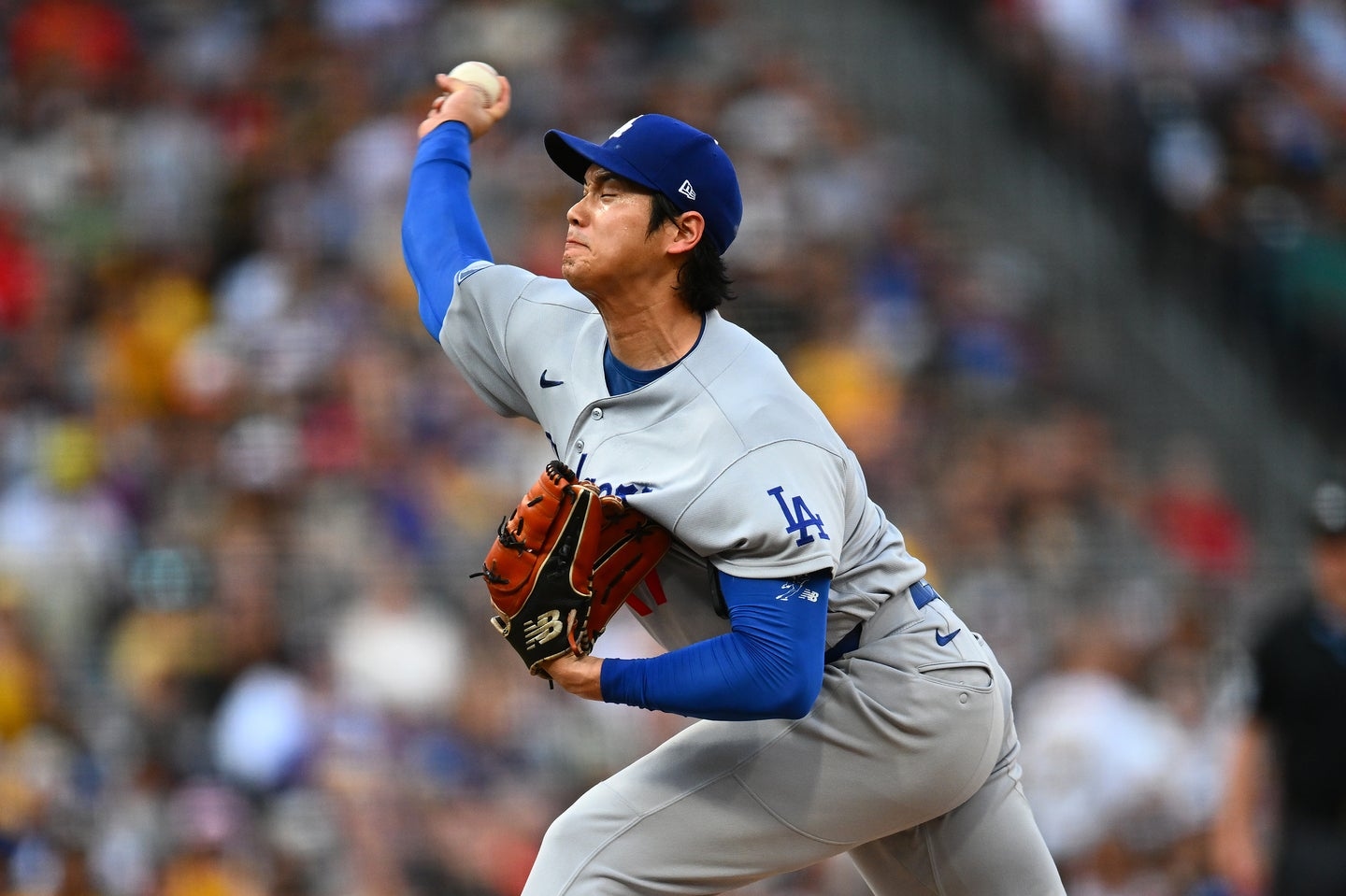 大谷翔平罕見暴投 157公里火球噴上看板引熱議