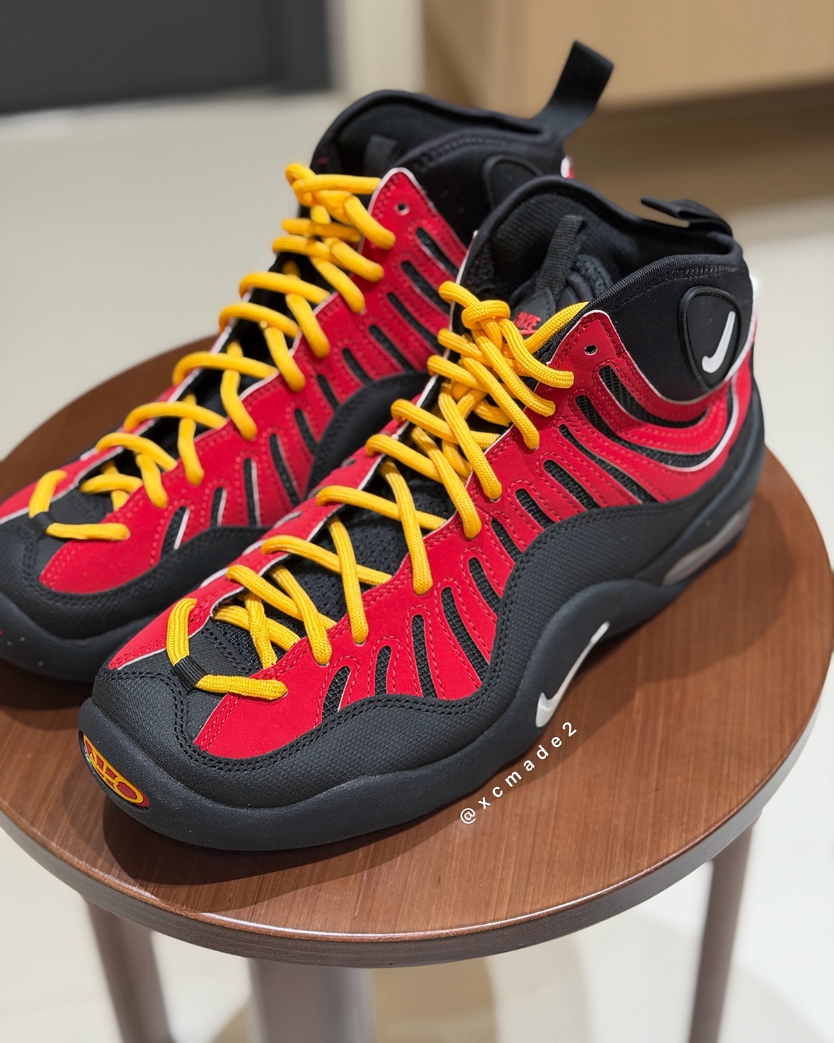 Nike Air Bakin’ Retro 首度曝光：黑白底搭黃鞋帶，2026 年登場